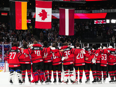 Kanadskí hokejisti oslavujú zlaté medaily