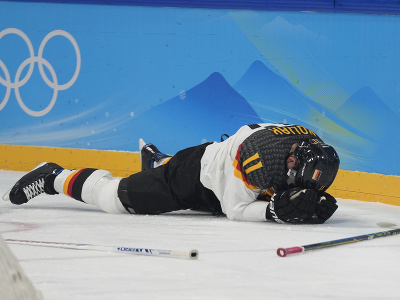 Marco Nowak leží po tvrdom zákroku na ľade