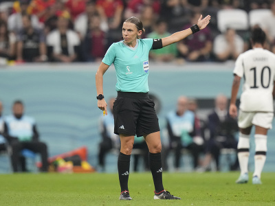 Francúzska hlavná rozhodkyňa Stéphanie Frappartová počas zápasu základnej E-skupiny Kostarika - Nemecko