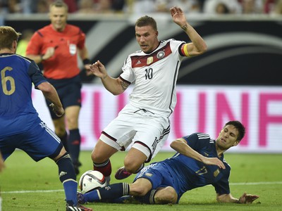 Lukas Podolski a Federico Fernandez v súboji o loptu