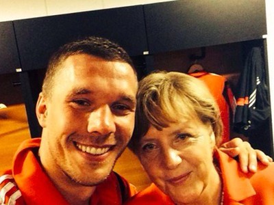 Lukas Podolski a Angela Merkelová