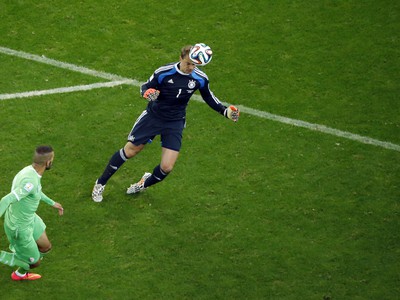 Manuel Neuer predviedol skvelé obranné zákroky mimo šestnástky