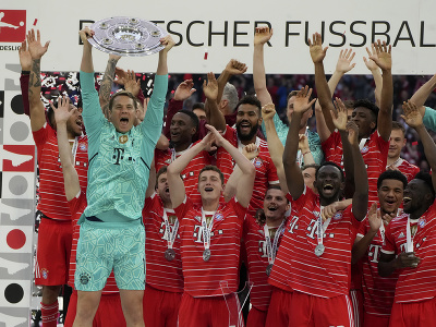 Futbalisti Bayernu Mníchov oslavujú s majstrovskou trofejou