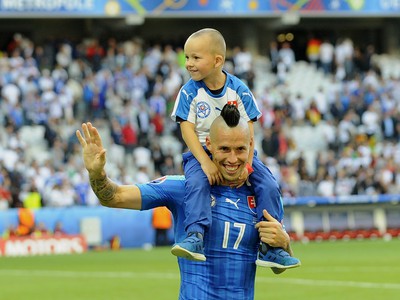 Marek Hamšík so synom ďakuje fanúšikom po osemfinále s Nemeckom