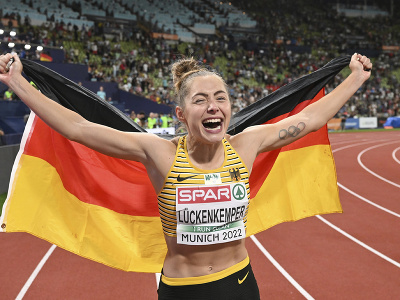 Nemecká bežkyňa Gina Lückenkemperová oslavuje triumf na 100 m 