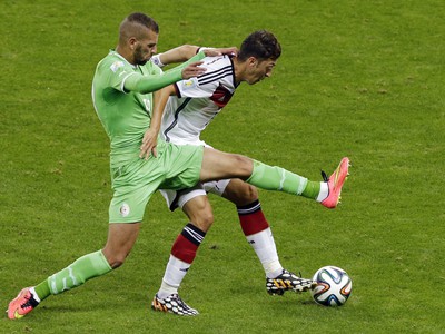 Islam Slimani a Mesut Özil v súboji o loptu