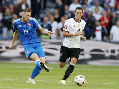 Milan Škriniar a Mesut Özil v dueli Nemecko - Slovensko na EURO 2016