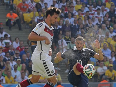 Karim Benzema a strelec nemeckého gólu Mats Hummels v boji o loptu