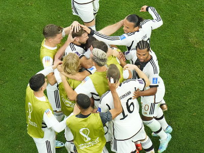 Nemeckí futbalisti sa tešia po strelení vyrovnávajúceho gólu na 1:1 v zápase proti Španielsku