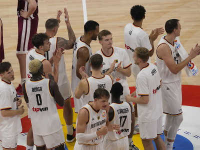 Nemeckí hráči oslavujú postup do semifinále MS v basketbale