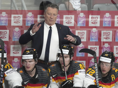 Tréner nemeckej hokejovej reprezentácie Harold Kreis gestikuluje na striedačke počas štvrťfinálového zápasu Nemecko - Švajčiarsko