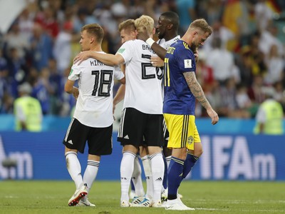 Nemeckí hráči po víťaznom góle