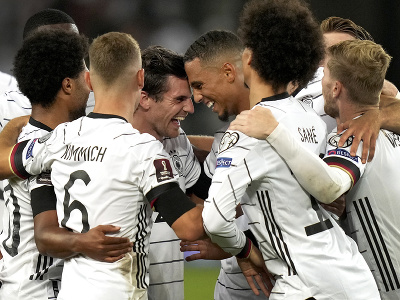 Futbalisti Nemecka oslavujú gól