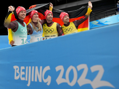 Nemeckí reprezentanti Natalie Geisenbergerová, Johannes Ludwig, Tobias Wendl a Tobias Arlt získali na ZOH v Pekingu zlatú medailu v súťaži miešaných štafiet