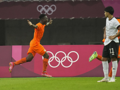 Youssouf Dao uteká za spoluhráčmi oslavovať gól