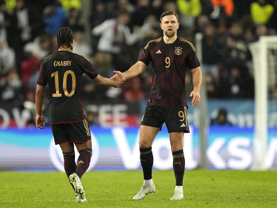 Niclas Fullkrug a Serge Gnabry oslavujú gól Nemecka