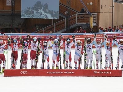 Na snímke tím Švajčiarska (uprostred) sa teší  z víťazstva vo finálových pretekoch tímovej paralelky Svetového pohára alpských lyžiarok a lyžiarov vo francúzskom stredisku Courchevel/Meribel v piatok 18. marca 2022. Na druhom mieste skončil tím Rakúska (vľavo) a tretí tím Nemecka (vpravo).