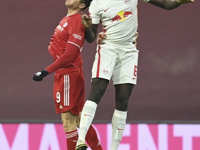 Robert Lewandowski a Ibrahima Konaté vo vzdušnom súboji
