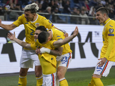 Hráči Rumunska oslavujú gól v sieti Nemecka