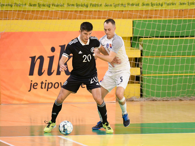 Na snímke zľava Luis Drees (Nemecko) a Gabriel Rick (Slovensko) v zápase kvalifikácie 12. skupiny MS 2024 vo futsale Slovensko - Nemecko 