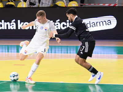 Na snímke zľava Matúš Ševčík (Slovensko) a Fouad Aghinima (Nemecko) v zápase kvalifikácie 12. skupiny MS 2024 vo futsale Slovensko - Nemecko