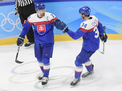 Gólová radosť slovenských hokejistov, vľavo strelec gólu Marek Hrivík, vpravo mu nahrával Peter Cehlárik