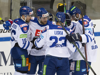 Slovenskí hokejisti oslavujú gól do siete Nemecka