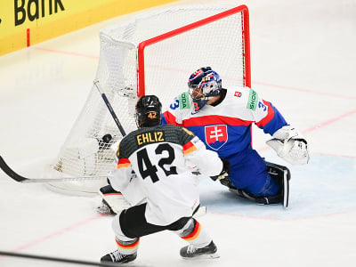 Slovenský brankár Stanislav Škorvánek (vpravo) a hokejista Nemecka Yasin Ehliz v zápase základnej B-skupiny Slovensko - Nemecko na 87. majstrovstvách sveta