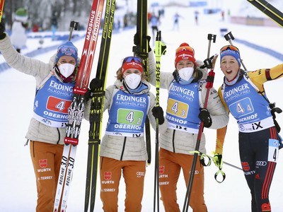 Kvarteto domácich nemeckých biatlonistiek v zostave zľava Franziska Preussová, Denise Herrmannová, Janina Hettichová a Vanessa Hinzová zvíťazilo v pretekoch ženských štafiet v Oberhorfe