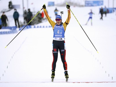 Domáca nemecká biatlonistka Franziska Preussová sa teší po triumfe v pretekoch ženských štafiet v rámci 6. kola Svetového pohára v Oberhofe