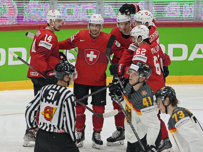 Radosť švajčiarskych hokejistov po strelenom góle