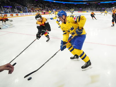 Kapitán Švédska Jakob Silfverberg (uprostred) v zápase základnej A-skupiny Švédsko - Nemecko na 86. majstrovstvách sveta v ľadovom hokeji vo fínskom Tampere