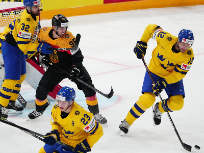 Švédsky hokejista Patrik Nemeth (vpravo) s pukom v zápase základnej A-skupiny Švédsko - Nemecko