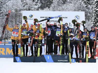 Na snímke nórski  biatlonisti (uprostred) sa radujú na pódiu z víťazstva v štafete mužov na 4x7,5 km v rámci 5. kola Svetového pohára v nemeckom Ruhpoldingu vo štvrtok 11. januára 2024. Na druhom mieste skončilo domáce Nemecko (vľavo) a tretie bolo Taliansko
