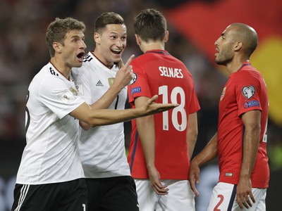 Julian Draxler a Thomas Müller oslavujú gól Nemecka