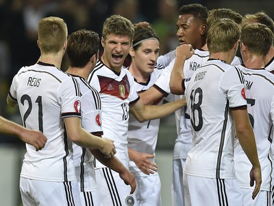 Thomas Müller so spoluhráčmi oslavuje vedúci gól Nemecka