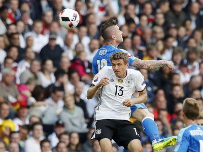 Thomas Müller a Juraj Kucka v dueli Nemecko - Slovensko na EURO 2016