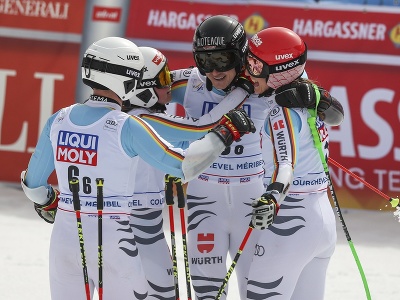 Na snímke tím Nemecka sa teší z tretieho miesta vo finálových pretekoch tímovej paralelky Svetového pohára alpských lyžiarok a lyžiarov vo francúzskom stredisku Courchevel/Meribel