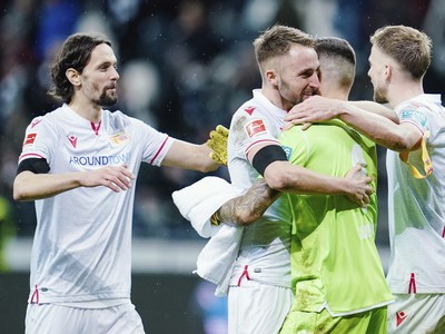 Neven Subotič, Florian Huebner, brankár Rafal Gikiewicz a Marvin Friedrich oslavujú gól Unionu