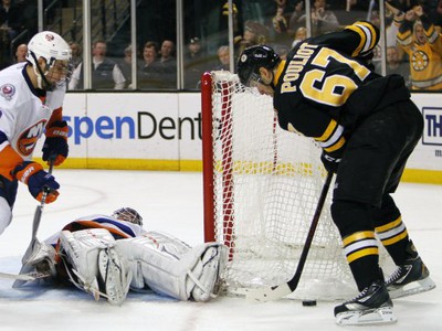  Nabokov leží pred bránou NY Islanders