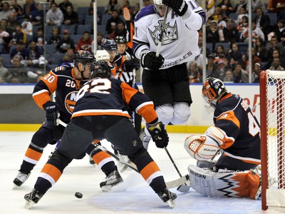 Brankár NY Islanders Martin Biron zabránil strele hráča z LA Kings.
