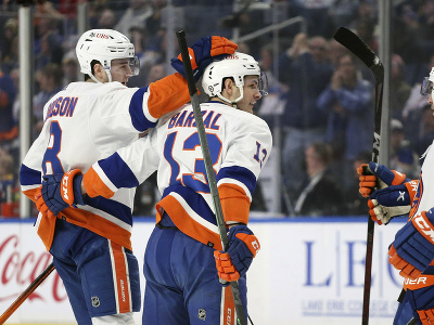 Matt Barzal (v strede)