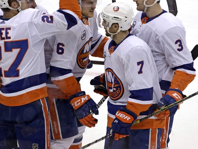 Hokejista New Yorku Islanders Jordan Eberle (7) sa teší so spoluhráčmi po strelení gólu