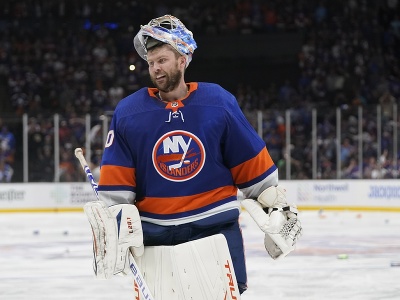 Brankár New Yorku Islanders Semyon Varlamov