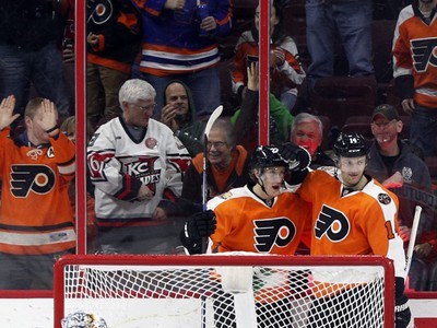 Thomas Greiss sa smutne prizerá na radosť hráčov Flyers