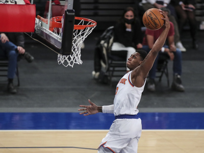 Hráč New York Knicks RJ Barrett smečuje na kôš