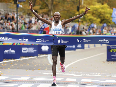 Evans Chebet z Kene víťazí v mužskej časti maratónu v New Yorku