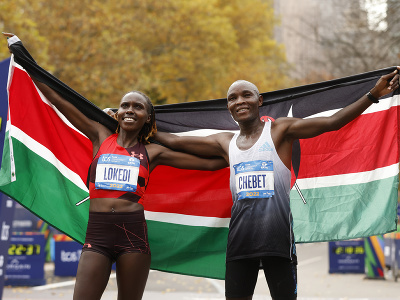 Keňania Evans Chebet a  Sharon Lokediová pózujú s kenskou vlajkou po víťazstve v maratóne v New Yorku