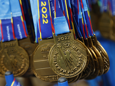 Medaily, ktoré visia v cieli maratónu v New Yorku