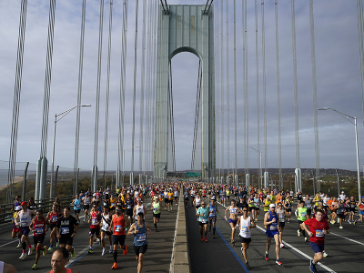 Účastníci bežia počas maratónu v New Yorku